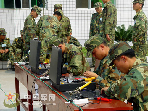 科技筑基，戰(zhàn)場(chǎng)“神經(jīng)”無(wú)堅(jiān)不摧——解放軍通信部隊(duì)野外訓(xùn)練側(cè)記